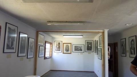 Una sala con varias fotografías enmarcadas en las paredes.