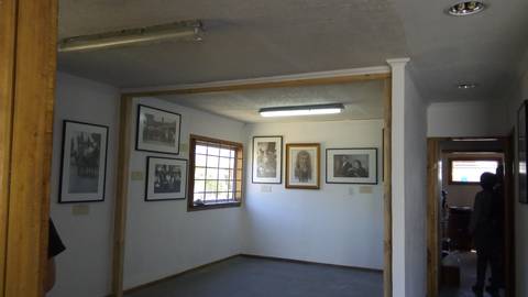 Una sala con varias fotografías enmarcadas en las paredes.