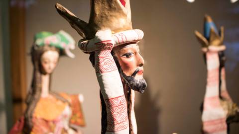 La imagen muestra figuras artesanales con detalles coloridos y tradicionales.