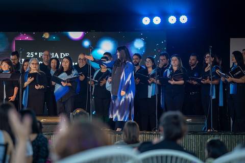 Un coro actúa en un escenario durante un evento especial.