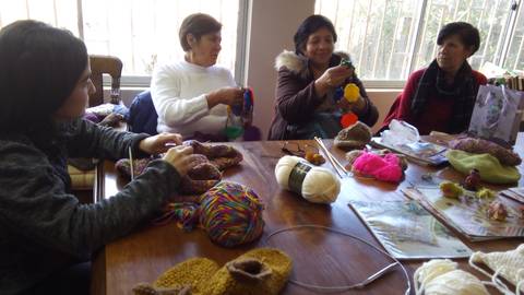 Un grupo de mujeres se reúne para tejer y compartir en un ambiente amigable.