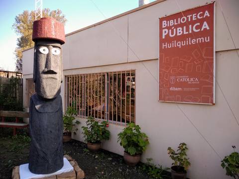 Escultura de un moái junto a la biblioteca pública de Huilquilemu.