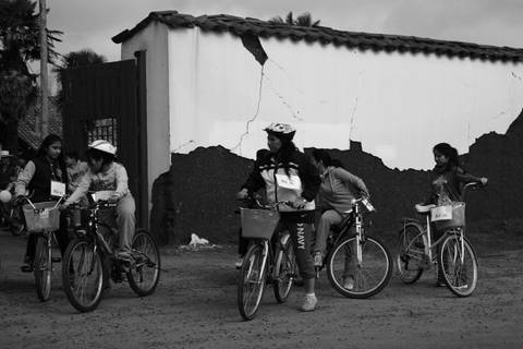 Un grupo de personas jóvenes montando bicicletas en un entorno urbano.