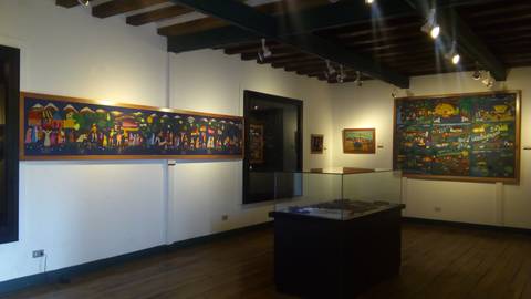 Imagen de una galería de arte con varias obras en las paredes.