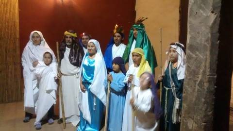 Un grupo de personas vestidas con trajes tradicionales que representan a personajes bíblicos.