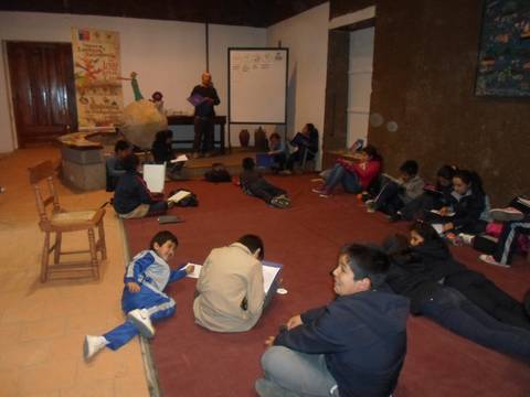 Un grupo de estudiantes se encuentra en un aula participando en una actividad educativa.