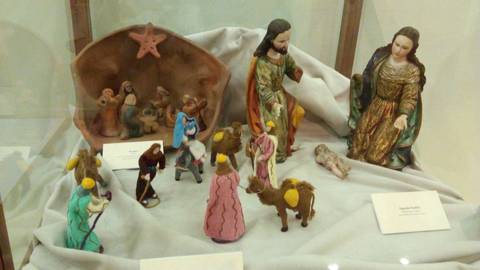 Una escena de un belén con figuras de personajes del nacimiento de Jesús y animales.
