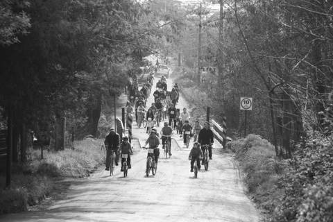 Un grupo de personas montando en bicicleta por un camino rural.