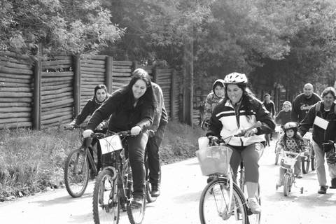 Un grupo de personas montando bicicletas en un camino rural.