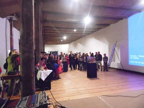 Una multitud de personas se reúne en un evento dentro de un espacio amplio y iluminado.