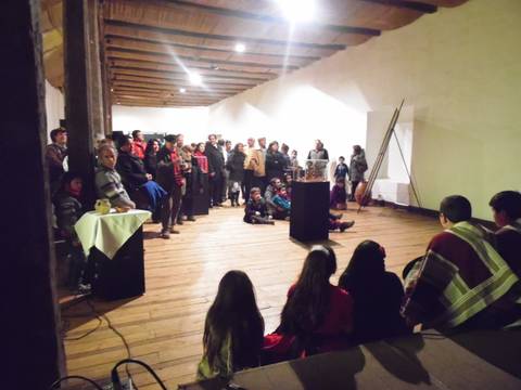 Una multitud de personas reunidas en un espacio interior durante un evento cultural.