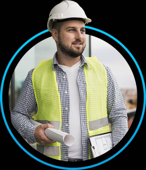 Hombre con casco y chaleco de seguridad sosteniendo planos en un entorno de construcción.