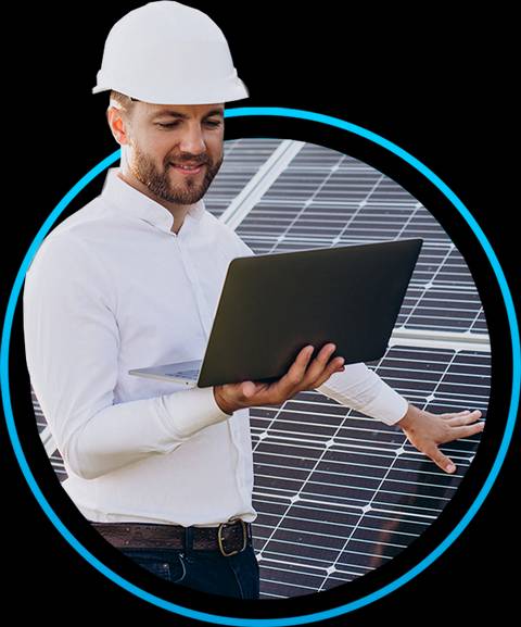 Un hombre con casco de seguridad muestra una computadora portátil frente a paneles solares.