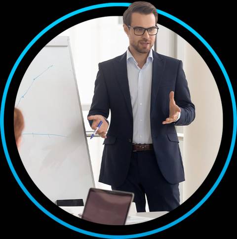 Un hombre de negocios está haciendo una presentación frente a un grupo.