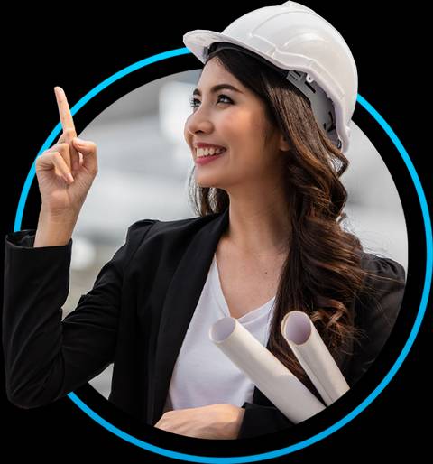 Mujer con casco de ingeniera sonriendo y sosteniendo planos en una construcción.