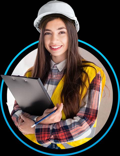 Una joven con casco de seguridad y chaleco reflectante sostiene una carpeta en un ambiente profesional.