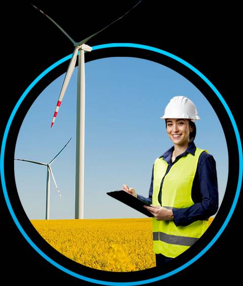 Una mujer con casco y chaleco de seguridad sostiene una tablet frente a un paisaje de aerogeneradores y un campo amarillo.