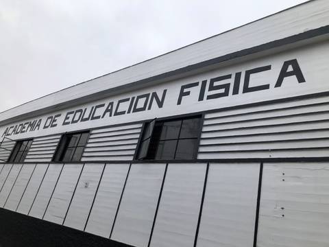 Una fachada de un edificio que alberga la Academia de Educación Física.