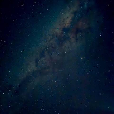 Una impresionante vista del espacio nocturno llena de estrellas y la Vía Láctea.