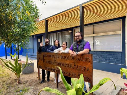 Grupo de personas sonrientes frente al Instituto de Estudios de Salud en Chile.