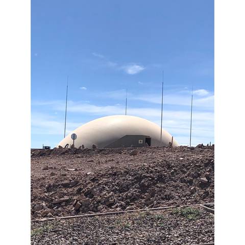 Una estructura inusual en medio de un paisaje árido en el norte de Chile.