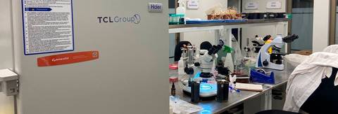 Un laboratorio con equipos científicos como microscopios y frascos de muestra.