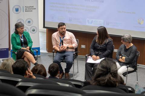 Un panel de discusión en la Facultad de Ciencias Básicas, donde varios profesionales comparten sus experiencias.