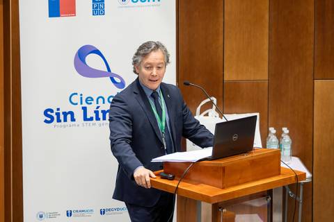 Un hombre presenta en un evento sobre ciencia y educación en Chile.
