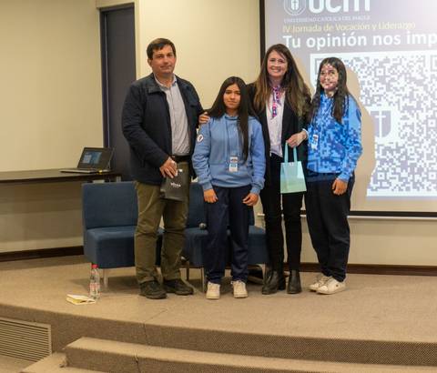 Un grupo de personas posando en un evento de vocación y liderazgo en la universidad.