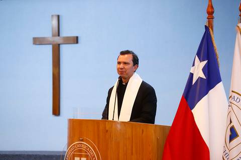 Un sacerdote dando un discurso en una ceremonia religiosa en Chile.