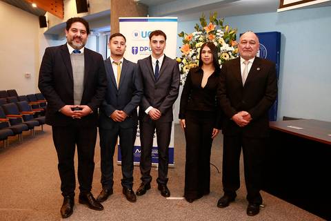 Un grupo de cinco personas posando en un evento formal en Chile.
