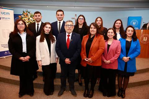 Un grupo de personas posando juntas en un evento formal en Chile.