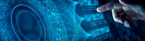 Una mano interactuando con una representación digital de datos y conectividad.