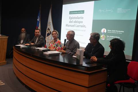 Lanzamiento del libro del obispo Manuel Larraín en un acto con varios participantes.