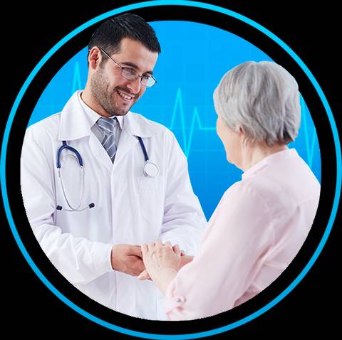 Un médico sonriente interactuando con una paciente mayor en un ambiente de consulta.