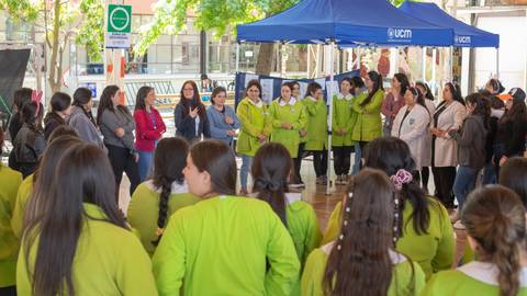 Un grupo de personas se reúne bajo un toldo en una actividad comunitaria.