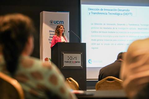 Presentación sobre innovación y transferencia tecnológica en un seminario.