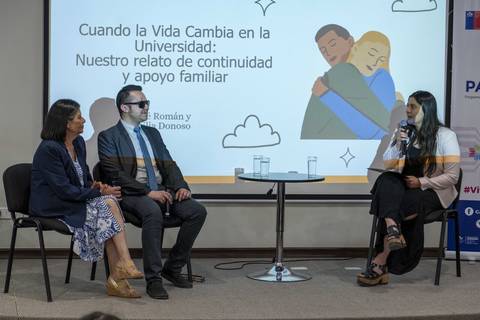 Un panel sobre el apoyo familiar en la universidad.