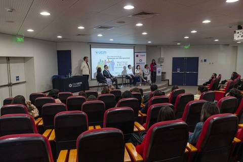 Un grupo de panelistas discutiendo en una actividad en la universidad.