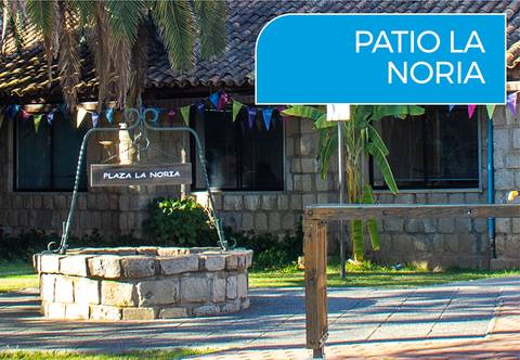 La imagen muestra un patio con una noria y un letrero que indica 'Plaza La Noria'.