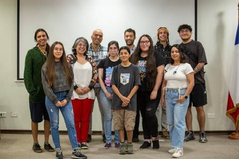 Un grupo de jóvenes y adultos posando en un evento en Chile.