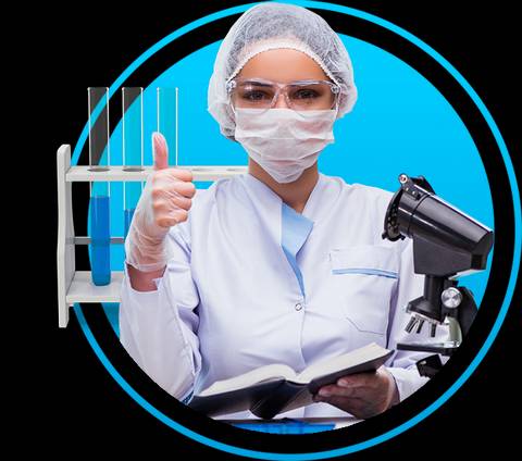 Una mujer en un entorno de laboratorio, con gafas de protección, gorro y mascarilla, muestra un pulgar hacia arriba mientras sostiene un libro.