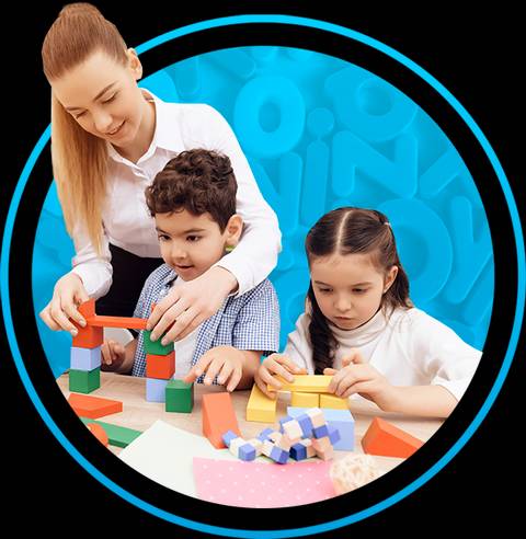 Un grupo de niños juega con bloques de construcción bajo la supervisión de una adulta.