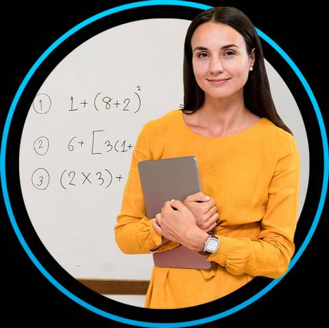 Una mujer sonriente sostiene una tableta frente a una pizarra con ecuaciones matemáticas.