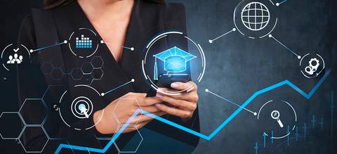 Una persona sostiene un teléfono móvil mientras interactúa con gráficos digitales que representan información y aprendizaje.