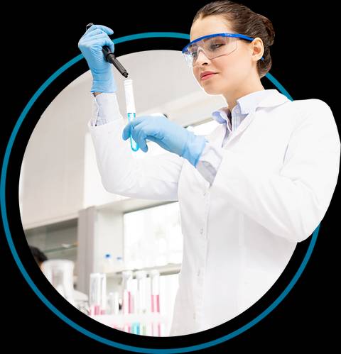 Una mujer científica en un laboratorio sostiene un tubo de ensayo con una pipeta.