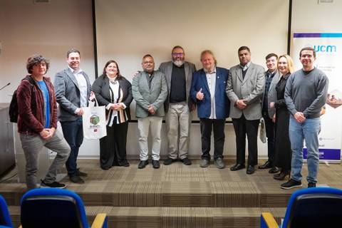 Un grupo de personas se reunió en un evento académico en Chile.