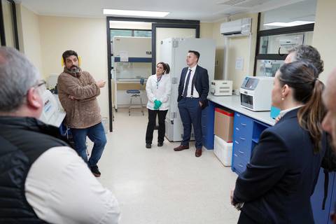 Un grupo de personas discutiendo en un laboratorio médico.