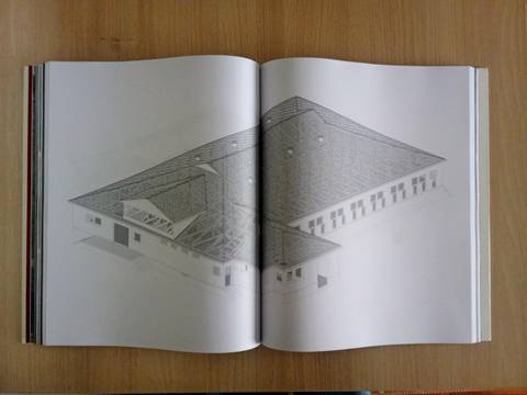 Un croquis arquitectónico de una construcción con un techo complejo.