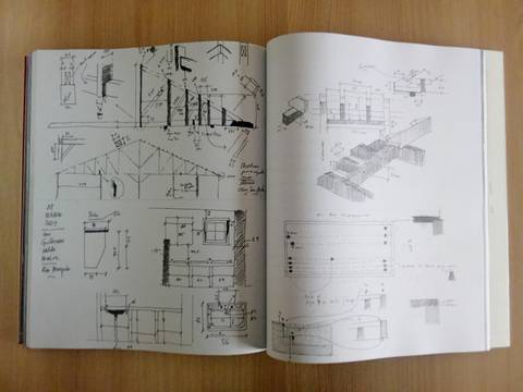 Un cuaderno abierto con dibujos técnicos y planos de arquitectura.